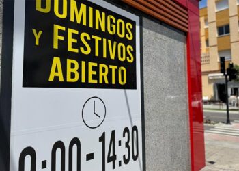 Cartel con los horarios de un comercio en la Villa / FOTO: Ayto.