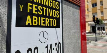 Cartel con los horarios de un comercio en la Villa / FOTO: Ayto.
