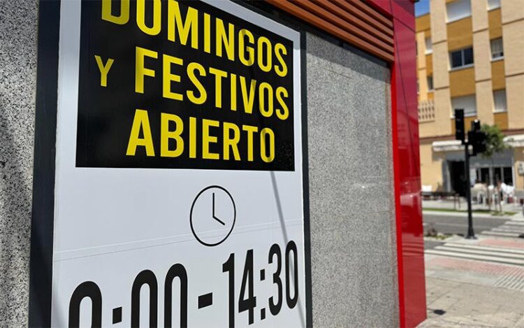 Cartel con los horarios de un comercio en la Villa / FOTO: Ayto.