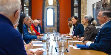 Primer encuentro de la nueva directiva vecinal con el Gobierno isleño / FOTO: Ayto.