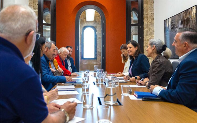 Primer encuentro de la nueva directiva vecinal con el Gobierno isleño / FOTO: Ayto.