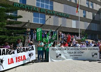 Concentrados a las puertas del hospital días atrás / FOTO: Eulogio García