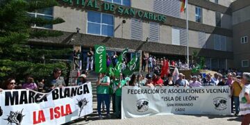Concentrados a las puertas del hospital días atrás / FOTO: Eulogio García