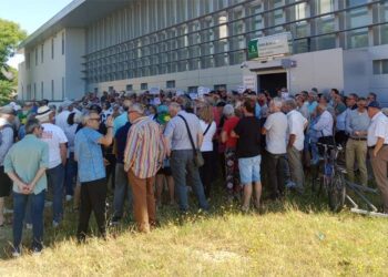 Concentrados a las puertas del centro de salud de la zona norte / FOTO: Flave