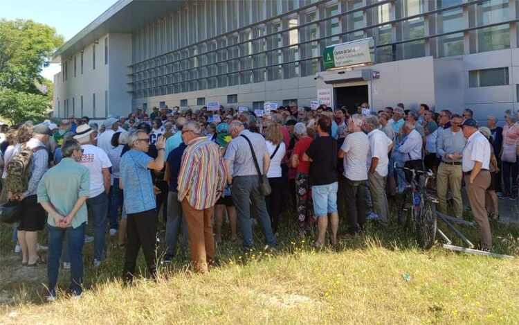 Concentrados a las puertas del centro de salud de la zona norte / FOTO: Flave