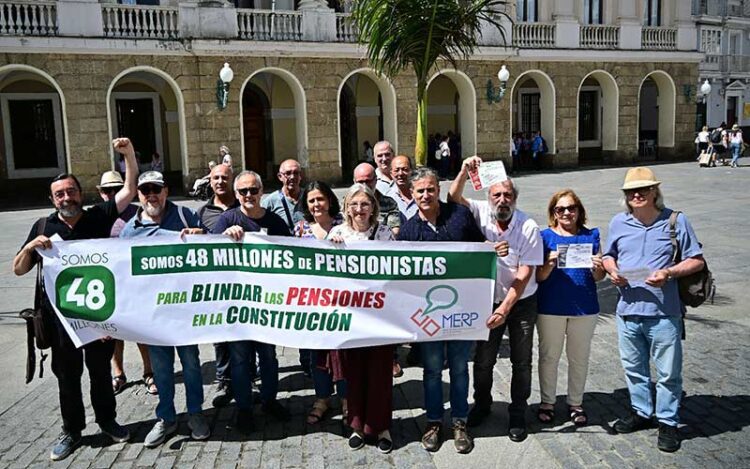 Tras la pancarta en San Juan de Dios / FOTO: Eulogio García