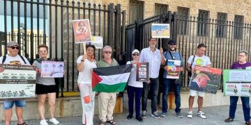Miembros de la plataforma en Cádiz, protestando ante la Subdelegación / FOTO: cedida