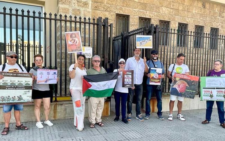 Miembros de la plataforma en Cádiz, protestando ante la Subdelegación / FOTO: cedida