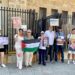 Miembros de la plataforma en Cádiz, protestando ante la Subdelegación / FOTO: cedida