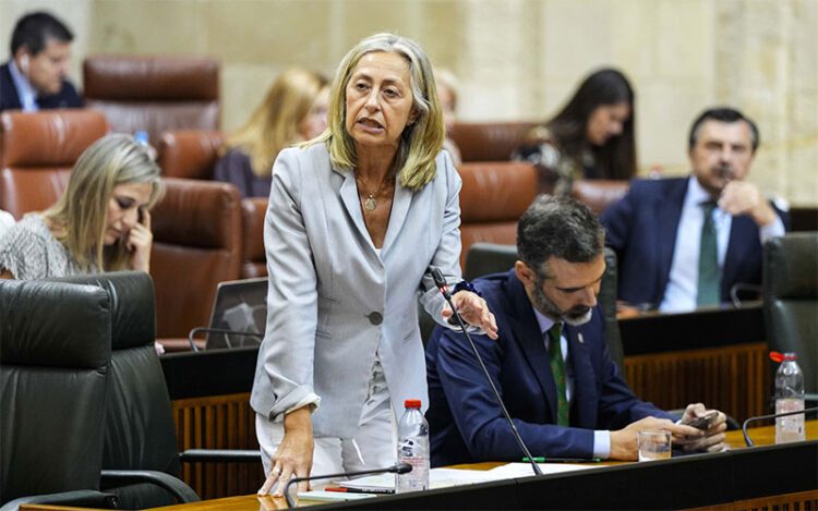 La consejera de Salud respondiendo desde su escaño / FOTO: Junta