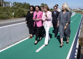 Caminata de políticos para 'bendecir' el carril / FOTO: Junta