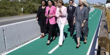 Caminata de políticos para 'bendecir' el carril / FOTO: Junta
