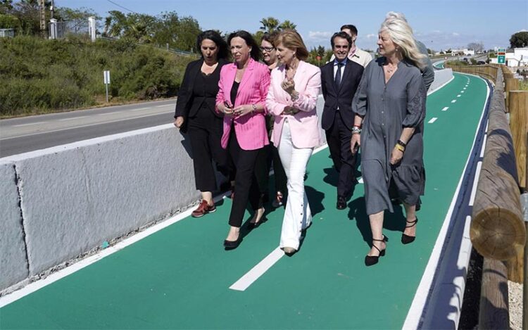 Caminata de políticos para 'bendecir' el carril / FOTO: Junta