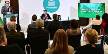 El consejero de Justicia explicando los pasos que quedan por delante / FOTO: Eulogio García