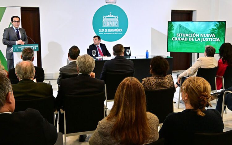 El consejero de Justicia explicando los pasos que quedan por delante / FOTO: Eulogio García