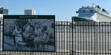 El 'Disney Fantasy' atracado en el muelle de la capital / FOTO: Eulogio García