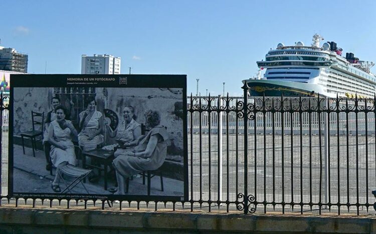 El 'Disney Fantasy' atracado en el muelle de la capital / FOTO: Eulogio García