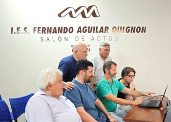 Miembros del IES presentan el sistema a representantes del Aula / FOTO: cedida