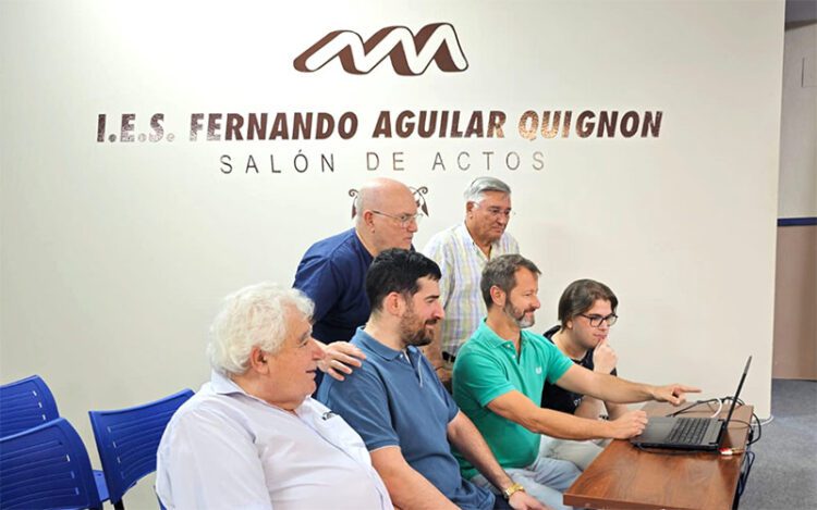 Miembros del IES presentan el sistema a representantes del Aula / FOTO: cedida