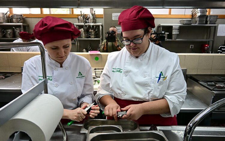 Alumnado de la Escuela en cocina / FOTO: Eulogio García