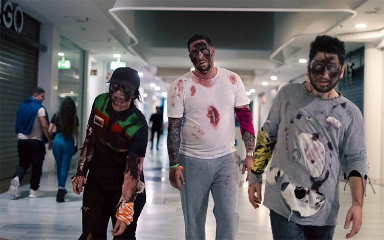 Un grupo de jugadores zombies buscando humanos por los pasillos / FOTO: Bahía Sur