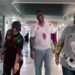 Un grupo de jugadores zombies buscando humanos por los pasillos / FOTO: Bahía Sur
