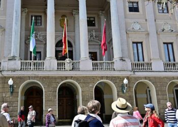 Turistas admirando la fachada del Ayuntamiento / FOTO: Eulogio García