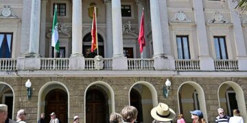 Turistas admirando la fachada del Ayuntamiento / FOTO: Eulogio García