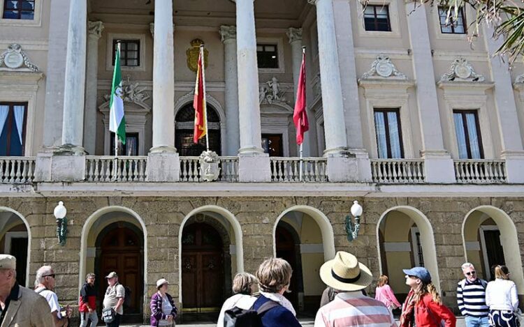 Turistas admirando la fachada del Ayuntamiento / FOTO: Eulogio García