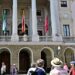 Turistas admirando la fachada del Ayuntamiento / FOTO: Eulogio García