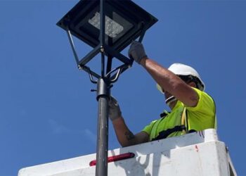 Reemplazando las luminarias de una farola / FOTO: Ayto.