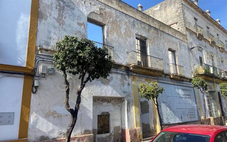 Fachada en pie en el solar de la calle Cielos / FOTO: Ayto.