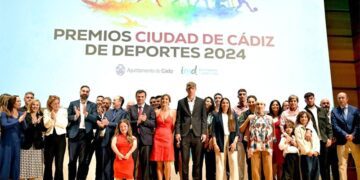 Posado con autoridades y premiados / FOTO: Ayto.