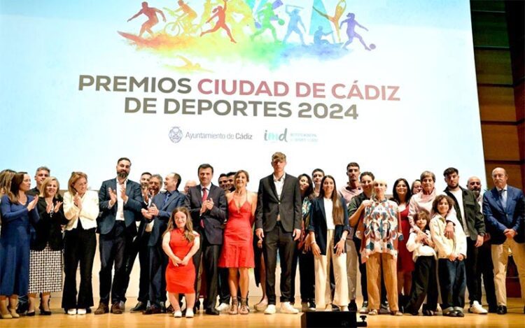 Posado con autoridades y premiados / FOTO: Ayto.