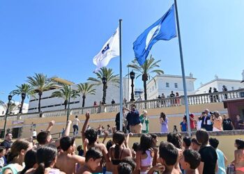 Izado de la bandera azul en La Caleta hace unos años / FOTO: Eulogio García
