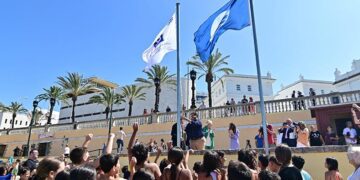 Izado de la bandera azul en La Caleta hace unos años / FOTO: Eulogio García