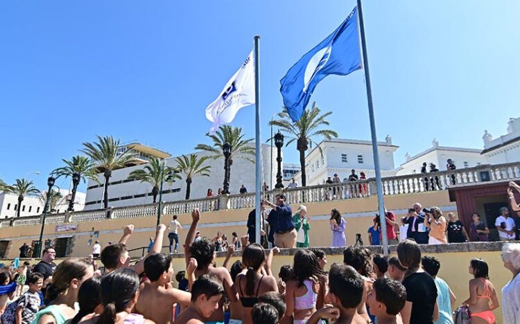 Izado de la bandera azul en La Caleta hace unos años / FOTO: Eulogio García