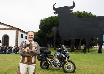 Álamo posando con su moto en las bodegas portuenses / FOTO: Osborne