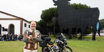 Álamo posando con su moto en las bodegas portuenses / FOTO: Osborne