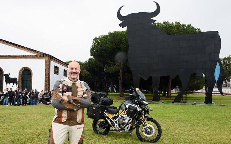Álamo posando con su moto en las bodegas portuenses / FOTO: Osborne