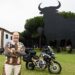 Álamo posando con su moto en las bodegas portuenses / FOTO: Osborne