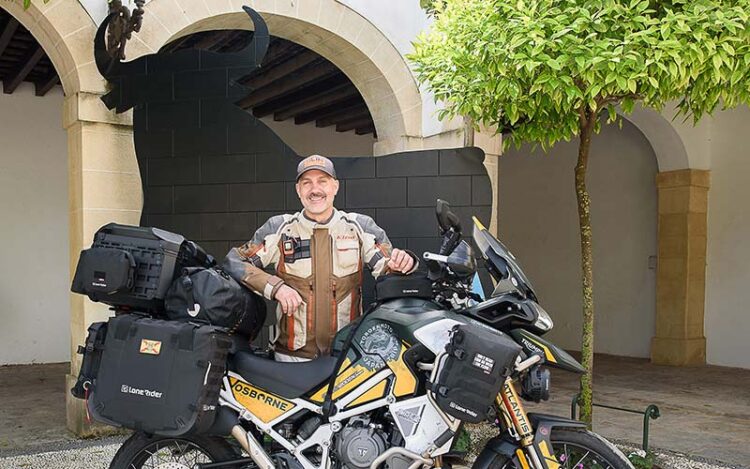 Álamo posando con su moto en las bodegas portuenses / FOTO: Osborne