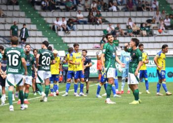 Minutos con el choque detenido por una incidencia en la grada / FOTO: Cádiz CF