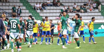 Minutos con el choque detenido por una incidencia en la grada / FOTO: Cádiz CF