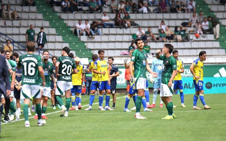 Minutos con el choque detenido por una incidencia en la grada / FOTO: Cádiz CF