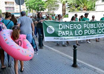 La cabecera junto a una familia camino de la playa / FOTO: Eulogio García