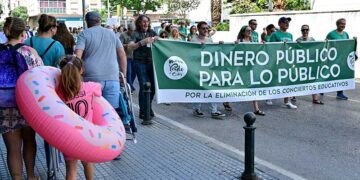 La cabecera junto a una familia camino de la playa / FOTO: Eulogio García