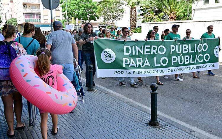 La cabecera junto a una familia camino de la playa / FOTO: Eulogio García