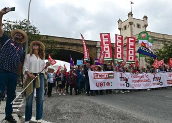 Primeros pasos de la manifestación de UGT y CCOO / FOTO: Eulogio García