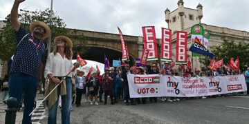 Primeros pasos de la manifestación de UGT y CCOO / FOTO: Eulogio García